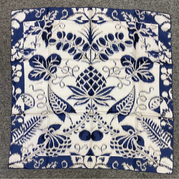 Scarf Sale - Gucci Floral Pattern Navy and White Silk Scarf - Picture 2 of 12